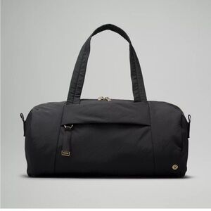 Lululemon On My Level Barrel Duffle Bag 16L black/gold